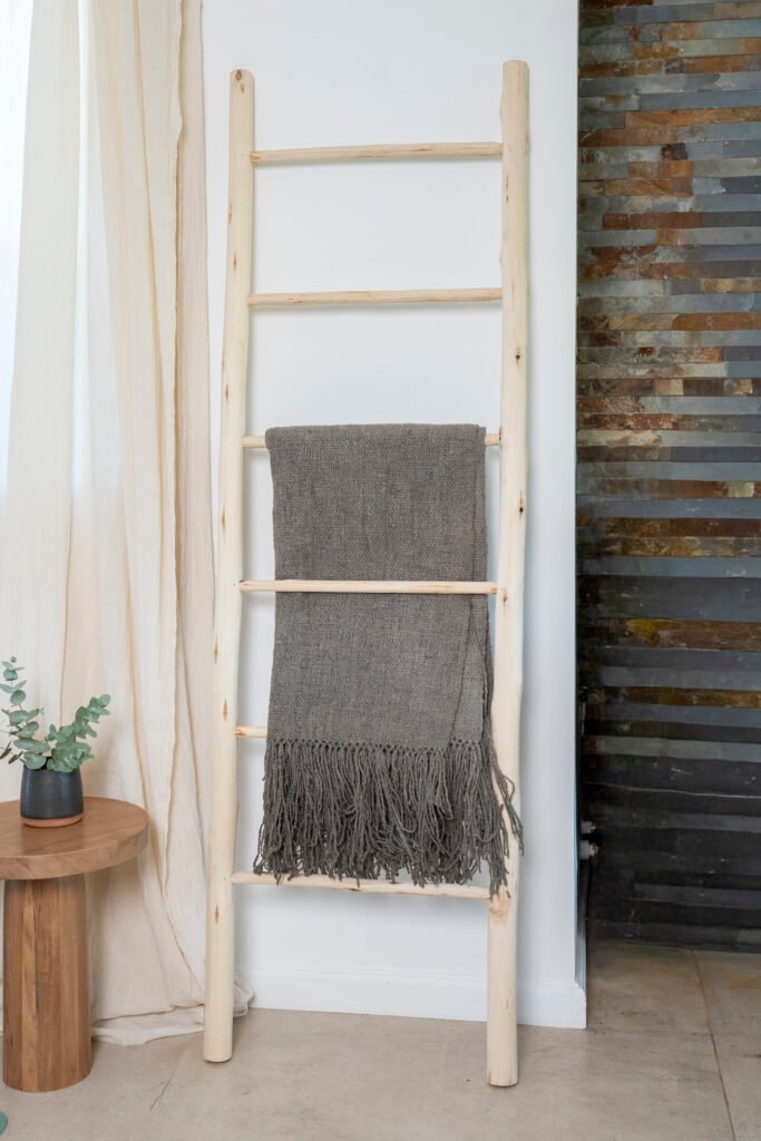 Escalera Rústica en Madera Ciprés