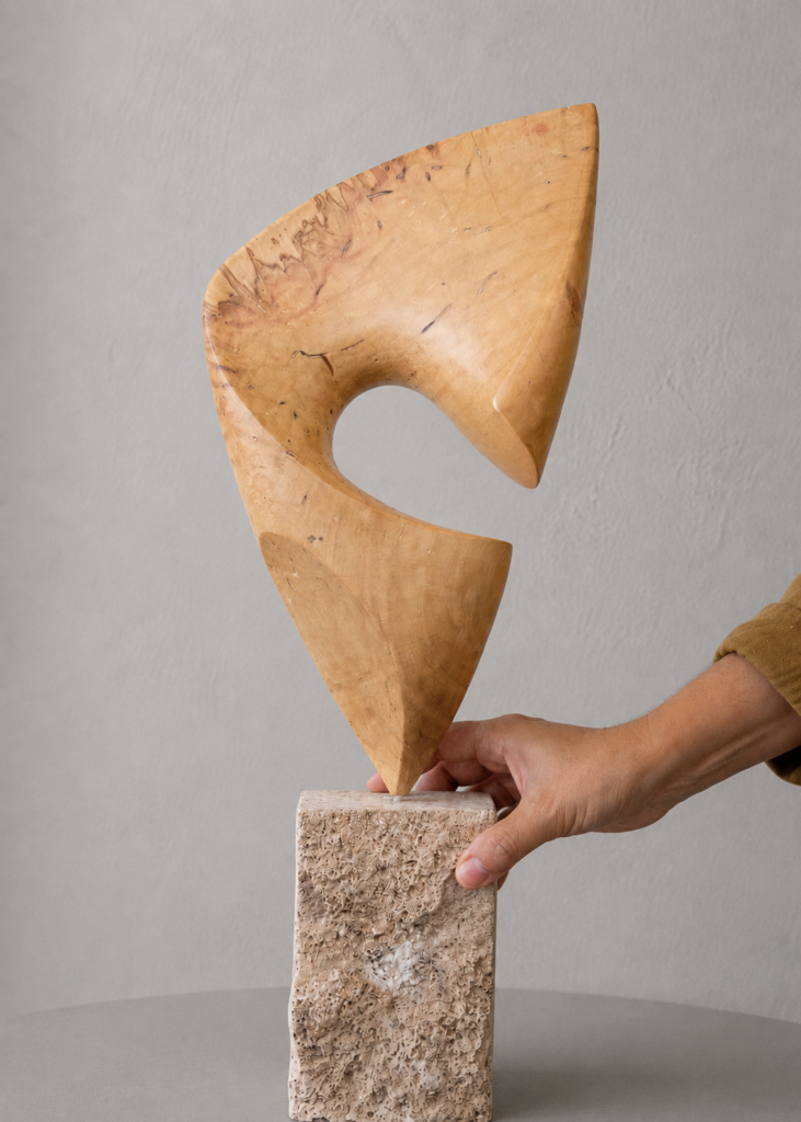 Pieza Escultórica Grande Triangular tallada en Madera