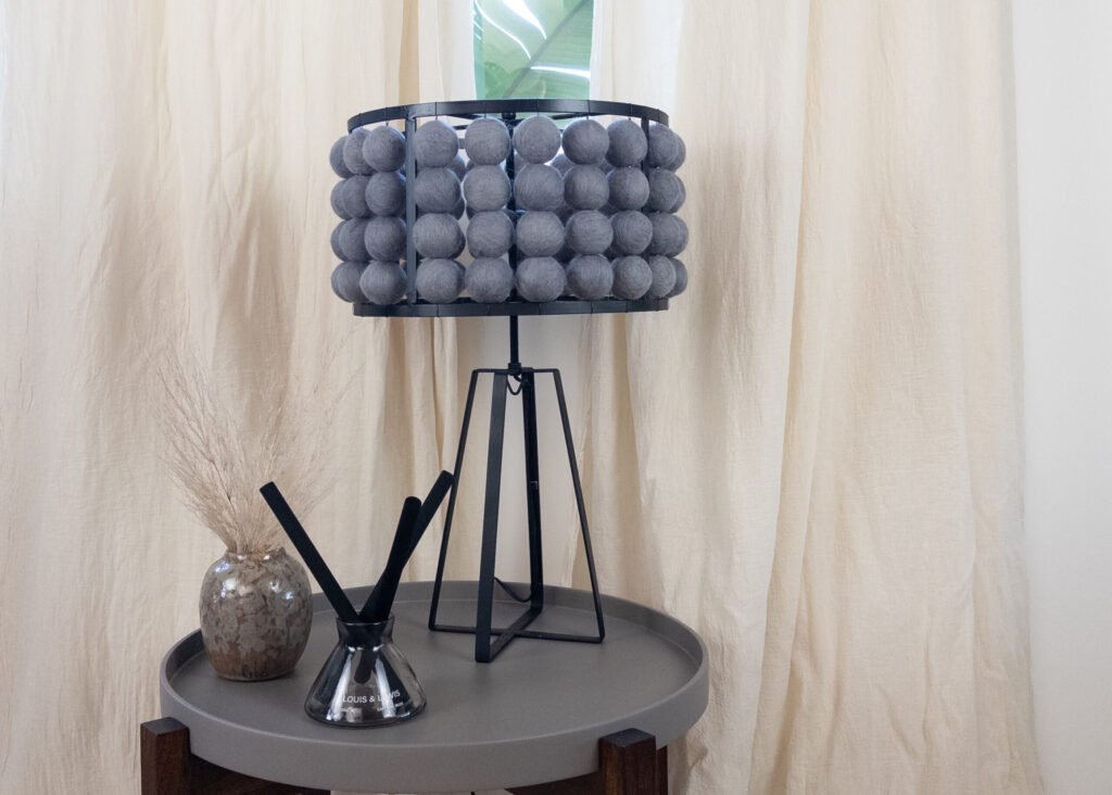 Lámpara de Mesa en Cruz con Bolas de Fieltro