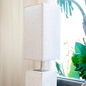 Lámpara de Mesa con Base de Piedra